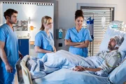 Dr. Lea Peters, die Tarik operiert hat, macht ihrem Patienten Mut. V.l.n.r. Dr. Niklas Ahrend (Roy Peter Link), Dr. Lea Peters (Anja Nejarri), Vivienne Kling (Jane Chirwa), Tarik Demir (Erdal Yildiz). Dr. Lea Peters, die Tarik operiert hat, macht ihrem Patienten Mut. V.l.n.r. Dr. Niklas Ahrend (Roy Peter Link), Dr. Lea Peters (Anja Nejarri), Vivienne Kling (Jane Chirwa), Tarik Demir (Erdal Yildiz).