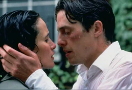 Charles (Hugh Grant, r.) und seine Freunde sind auf der Suche nach der wahren Liebe. Dabei begegnet Charles seiner Traumfrau - Carrie (Andie MacDowell, l.). Doch bis er am Ziel seiner Tr&auml;ume ankommt, muss er vier Hochzeiten und einen Todesfall &uuml;berstehen ...