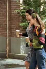 W&auml;hrend sich Lorelai (Lauren Graham, l.) mit ihrer vornehmen Gro&szlig;mutter aus England und deren Abneigung gegen Emily herum&auml;rgern muss, versucht sich Rory (Alexis Bledel, r.) als Kupplerin - was jedoch gr&uuml;ndlich schief geht ...