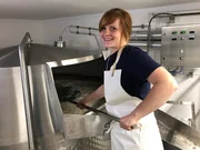 Monika Meinel-Hansen am Kessel. Monika Meinel-Hansen am Kessel.