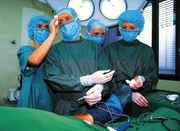 Dr. Stefan Frank (Sigmar Solbach, M.) versucht mit einer schwierigen Operation Hennings Bein zu retten. Dr. Stefan Frank (Sigmar Solbach, M.) versucht mit einer schwierigen Operation Hennings Bein zu retten.
