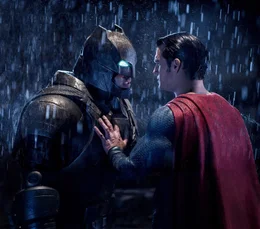 Bruce Wayne alias Batman (Ben Affleck, l.) r&uuml;stet sich f&uuml;r einen erbitterten Kampf gegen Clark Kent alias Superman (Henry Cavill, r.), doch ist Superman wirklich sein Feind?