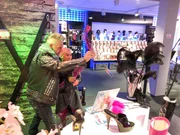 Kandidatin Brigitte mit Shoppingbegleitung Andreas