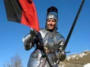 Wie das wohl damals bei den Rittern im Mittelalter war? Reporter Willi begibt sich auf eine spannende Expedition in die Vergangenheit. Hier steckt er in der Ritterrüstung von Philip. Die wiegt 32 Kilo!