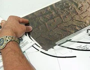 Die Spurenermittler finden kein Blut in der Nähe der Leiche. Als sie auch noch auf Reifenspuren (Foto) stoßen, wird ein anderer Tatort vermutet.