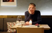 Dr. Roland Heilmann (Thomas R&uuml;hmann) wartet vergeblich im Restaurant auf seine Verabredung.