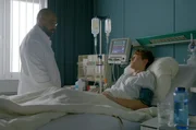 Dr. Evans (Tino Führer, l.) hat das Gefühl, dass an Lennards (Jakob Wimberger, r.) Geschichte etwas nicht stimmt. Er sucht das Gespräch mit ihm.