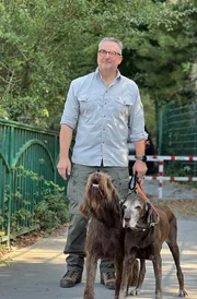 Roland Sorgenicht, Talsperrenmeister an der Sengbachtalsperre, mit seinen Diensthunden. Roland Sorgenicht, Talsperrenmeister an der Sengbachtalsperre, mit seinen Diensthunden.