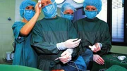 Dr. Stefan Frank (Sigmar Solbach, M.) versucht mit einer schwierigen Operation Hennings Bein zu retten. Dr. Stefan Frank (Sigmar Solbach, M.) versucht mit einer schwierigen Operation Hennings Bein zu retten.