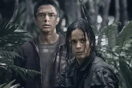 Eines Tages finden sich der Arzt Edwin (Topher Grace, l.) und die israelische Scharfsch&uuml;tzin Isabelle (Alice Braga, r.) auf einem Planeten wieder, auf dem das pure Grauen herrscht ...