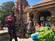 Nicolas Jolliet, Spezialist für 360° Aufnahmen bereitet den Ton für die Tanzszene vor.