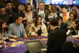 Tricks helfen auch beim Poker und die neue Reiterin Lula (Lizzy Caplan, M.) hat so einige Zaubertricks auf Lager...