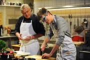 Patrick hat sich etwas überlegt, um tränende Augen beim Zwiebelschneiden zu vermeiden. Von links: Joseph Brunner (Wilhelm Manske) und Patrick Westenrieder (Lucas Bauer). Patrick hat sich etwas überlegt, um tränende Augen beim Zwiebelschneiden zu vermeiden. Von links: Joseph Brunner (Wilhelm Manske) und Patrick Westenrieder (Lucas Bauer).