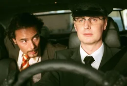Eben noch auf der Suche nach einem Job, da ergattert Mehmet (John Friedmann, l.) gleich den Chefposten samt eigenem Chauffeur (Florian Simbeck, r.). Ist das nicht ein wenig viel Gl&uuml;ck auf einmal?; Eben noch auf der Suche nach einem Job, da ergattert Mehmet (John Friedmann, l.) gleich den Chefposten samt eigenem Chauffeur (Florian Simbeck, r.). Ist das nicht ein wenig viel Gl&uuml;ck auf einmal?