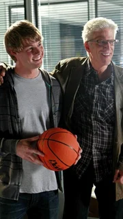 D.B. Russell (Ted Danson, re.) stellt seinen Kollegen seinen ältesten Sohn Charlie (Brandon W. Jones) vor.