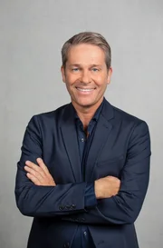 Hinnerk Baumgarten - Moderator. Baumgarten moderiert im NDR Fernsehen die Sendung DAS!