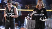 Greg (Eric Szmanda) und Catherine (Marg Helgenberger) suchen am Tatort nach Spuren, die zu dem M&ouml;rder des steinreichen Jungunternehmers Kevin Fetzer f&uuml;hren.