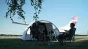 Die Widmann’s aus Bayern haben von dem ungewöhnlichen Fliegerdorf in Mecklenburg gehört. Jetzt zelten sie hier ein Wochenende direkt neben ihrer "Emma".