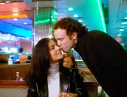 Doug (Sean Dugan) ist gezwungen und manipuliert worden, einen Mordauftrag auszuführen. Vorher gibt er seiner Freundin Lena (Julie Lauren) einen Kuss. Abschied für immer? Doug (Sean Dugan) ist gezwungen und manipuliert worden, einen Mordauftrag auszuführen. Vorher gibt er seiner Freundin Lena (Julie Lauren) einen Kuss. Abschied für immer?