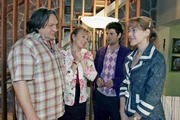 Während Helga (Ulrike Mai, 2.v.l.) total gerührt ist, dass Rokko (Manuel Cortez, 2.v.r.) um die Hand von Lisa (Alexandra Neldel, r.) anhält, ist Bernd (Volker Herold, l.) über die Wahl seiner Tochter nicht so begeistert.