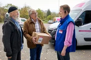 Die Rentnercops Reinhard Bielefelder (Bill Mockridge, l.) und Klaus Schmitz (Hartmut Volle, M.) kommen mit dem Paket zu dem Paketdienst. Dort treffen sie auf den Mitabeiter Peppi Schmidt (Roland Wolf, r.).