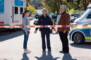 Polizeihauptmeister Mohr (Max Müller, M.) hat für die Hauptkommissare Beck (Michaela Weingartner, l.) und Stadler (Dieter Fischer, r.) erste Informationen über das Mordopfer. Polizeihauptmeister Mohr (Max Müller, M.) hat für die Hauptkommissare Beck (Michaela Weingartner, l.) und Stadler (Dieter Fischer, r.) erste Informationen über das Mordopfer.