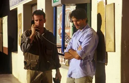Harry (Heio von Stetten, l.) und Leo (Simon Verhoeven, r.) haben sich ihre Afrika-Safari anders vorgestellt. Ohne Gep&auml;ck und Geld macht die Freiheit keinen Spa&szlig;.