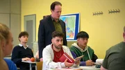 Weil Thömmes ein Referat aufbrummt, kündigt Elias kurzerhand seinen Job im Möllers. Auch Karim denkt darüber nach, bringt es Valentina zuliebe aber nicht übers Herz. Als er zwischen Arbeit und Schule strauchelt, kommt es jedoch zum Streit. Weil Thömmes ein Referat aufbrummt, kündigt Elias kurzerhand seinen Job im Möllers. Auch Karim denkt darüber nach, bringt es Valentina zuliebe aber nicht übers Herz. Als er zwischen Arbeit und Schule strauchelt, kommt es jedoch zum Streit.