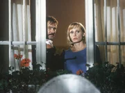 Schimanski (Götz George) und Ulla (Christiane Lemm) werden in deren einsam gelegenen Haus im Wald von Unbekannten bedroht.