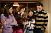 Daniela (Anica Happich, l.),  Francesca (Teresa Harder, 2.v.l.), Emiliana (Valentine Leone, 2.v.r.) und Jens Katten (Nikolai Will, r.) bemittleiden Hund "Yoda" wegen seines &bdquo;Trichters&ldquo;.