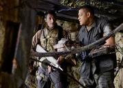 Beinahe zu sp&auml;t wird Royce (Adrien Brody, l.) klar, dass Noland (Laurence Fishburne, r.), der schon seit geraumer Zeit auf dem Planeten &uuml;berlebt hat, nur an seinem eigenen Wohlergehen interessiert ist ...