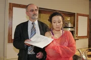 Als der Makler (Hans-Jürgen Pabst, l.) den Verkauf der Wohnung vorantreiben will, kommen Yvonne (Bärbel Schleker, r.) Zweifel, ob die Entscheidung richtig war ... Als der Makler (Hans-Jürgen Pabst, l.) den Verkauf der Wohnung vorantreiben will, kommen Yvonne (Bärbel Schleker, r.) Zweifel, ob die Entscheidung richtig war ...