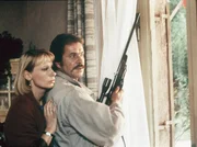 Schimanski (Götz George) will herausfinden, weshalb die Belagerer ihn und Ulla (Christiane Lemm) im Haus gefangen halten.
