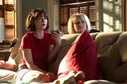 Alice (Dakota Johnson, l.), Robin (Rebel Wilson, r.).