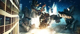 Die b&ouml;sen Transformer, die Decepticons, wollen eine Weltuntergangsmaschine aus der Versenkung holen, w&auml;hrend die guten, unter der F&uuml;hrung der so genannten Primes, alles versuchen, um dies zu verhindern. Gl&uuml;cklicherweise steht ihnen ein junger, mutiger Student zur Seite ...