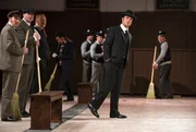 Murdoch (Yannick Bisson, r.) beobachtet, wie Leslie spielt, während Higgins (Lachlan Murdoch, l.), Jackson (Kristian Bruun, 2. von l.), und Brackenreid (Thomas Craig, 3. v. l.) zuschauen. Murdoch (Yannick Bisson, r.) beobachtet, wie Leslie spielt, während Higgins (Lachlan Murdoch, l.), Jackson (Kristian Bruun, 2. von l.), und Brackenreid (Thomas Craig, 3. v. l.) zuschauen.