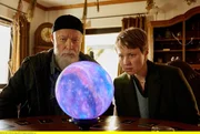 Vicky (Katja Danowski, rechts) und Bielefelder (Bill Mockridge, links) staunen &uuml;ber Dianas Kristallkugel.