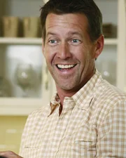 Susan bittet Mike (James Denton) ihrem Sohn beizubringen, wie er sich wehren kann. Doch Mike weigert sich ...
