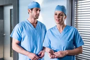 Es gab zwar weitere Komplikationen, doch Tarik Demir ist &uuml;berm Berg. Es geht ihm besser und er wird wieder gesund. Nach der OP m&ouml;chte Dr. Peters (Anja Nejarri, rechts) Dr. Ahrend (Roy Peter Link, links) zum Essen einladen. Doch der lehnt ab. Zu Hause wartet Freundin Caro.
