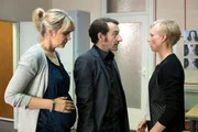 Trude (Lise Risom Olsen, rechts) hatte erneut einen schrecklichen Traum, den sie Stark (Boris Aljinovic) und seiner Kollegin Paula (Laura Tonke) erzählt.