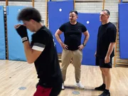 Der russischstämmige Boxer Vitali Litz (l.) und der ukrainische Kriegsflüchtling Sergej Mermis (r.) trainieren gemeinsam junge Boxer aus vielen Ländern. Der russischstämmige Boxer Vitali Litz (l.) und der ukrainische Kriegsflüchtling Sergej Mermis (r.) trainieren gemeinsam junge Boxer aus vielen Ländern.