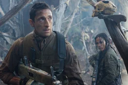 Versuchen angesichts der &Uuml;berlegenheit des blutr&uuml;nstigen Gegners weder die Nerven noch den Kopf zu verlieren: Royce (Adrien Brody, l.) und Isabelle (Alice Braga, r.) ...