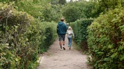 Vilda (Sofia Sittnikow) und ihr Papa besuchen Tante Eva in ihrem Schrebergarten.