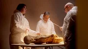 Wissenschaftler betrachten die Mumie von &Ouml;tzi