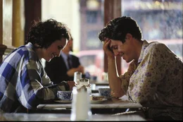 Seit Jahren verlieren sich Charles (Hugh Grant, r.) und Carrie (Andie MacDowell, l.) regelm&auml;&szlig;ig aus den Augen, um sich dann im Get&uuml;mmel diverser Hochzeitsgesellschaften wieder &uuml;ber den Weg zu laufen ...