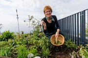 Marlene Skorianz im Kräutergarten während ServusTV's "Hotellegenden - Gipfelhaus Magdalensberg", Magdalensberg, Kärnten, Österreich, am 09. Mai 2023.