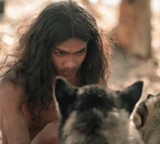 Mogli (Deepak Shukla) verabschiedet sich von seinen "tierischen" Zieheltern.