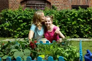 Auch Lotte (Anne-Sophie Triesch, r.) freut sich, dass Tanja (Christina Athenst&auml;dt, l.) bei ihnen wohnt.