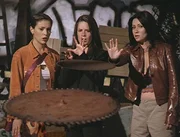 Phoebe (Alyssa Milano, l.), Piper (Holly Marie Combs, M.) und Prue (Shannen Doherty, r.) müssen alle ihre Kräfte aufbringen, um sich gegen die unverhoffte Zauberkraft von Dr. Williamson zu wehren.