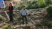 In einer Höhle wurde eine ziemlich verweste Leiche gefunden. Brennan (Emily Deschanel, li.) und Hodgins (TJ Thyne) suchen in der Umgebung des Tatorts nach Spuren.